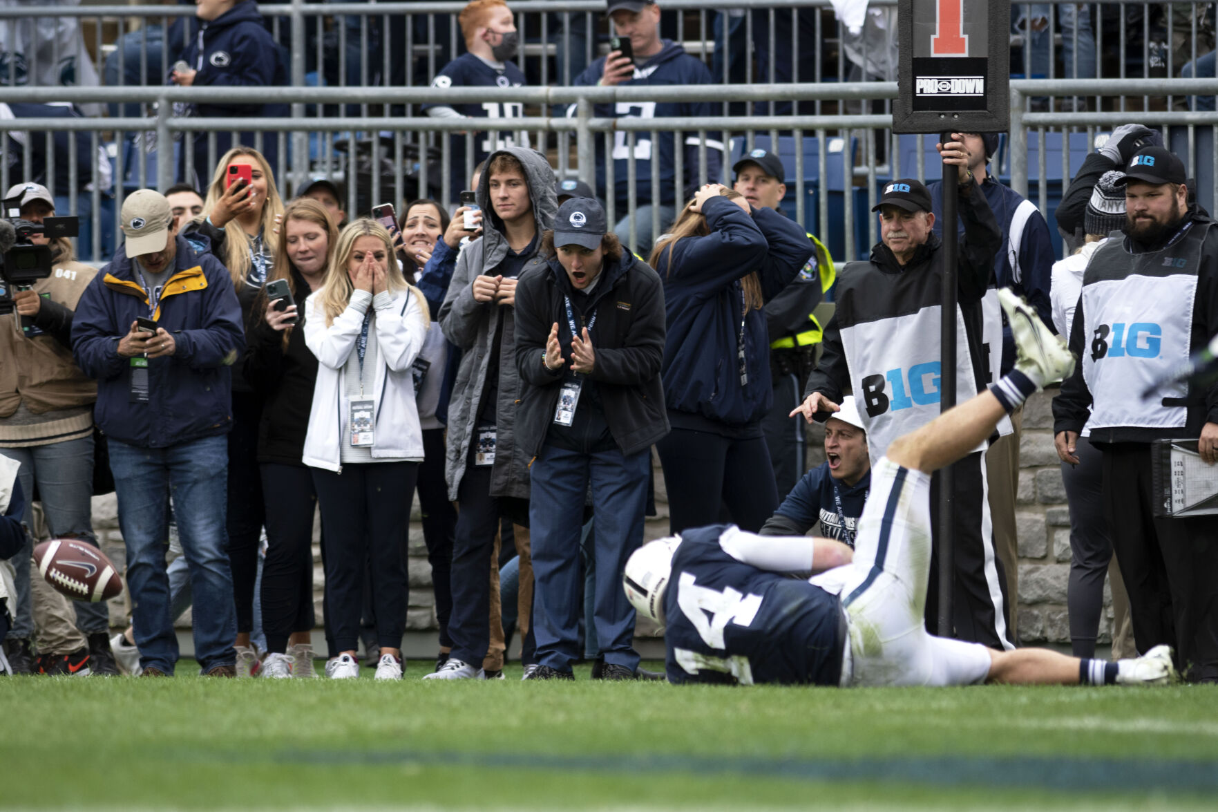 Penn State football vs. Illinois, sideline reaction